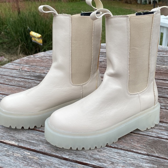 Shein Chelsea boot. Cream, platform bottom pull-on half-calf size 8.5 or 41 - Picture 2 of 7